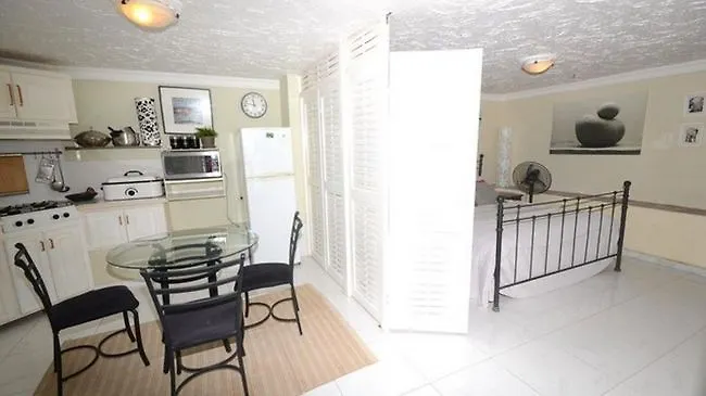 Paradise White House Villa Tower Isle 호텔
