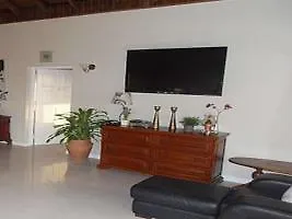 Paradise White House Villa Tower Isle 3*,